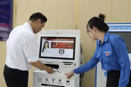 Сотрудники консультируют граждан и направляют их для оформления административных процедур уже в вестибюле Центра обслуживания административных услуг города Хошимина (Фото: ВИА)