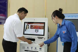 Сотрудники консультируют граждан и направляют их для оформления административных процедур уже в вестибюле Центра обслуживания административных услуг города Хошимина (Фото: ВИА)