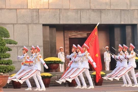 Почетный караул проходит парадом перед мавзолеем президента Хо Ши Мина (Фото: ВИА)