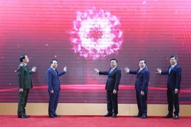 Постоянный член Секретариата ЦК Чан Кам Ту вместе с делегатами торжественно запускает мобильное приложение отрасли пропаганды и работы с населением (Фото: ВИА)