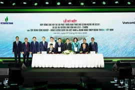 Заместитель генерального директора Vietcombank Нгуен Вьет Кыонг и заместитель генерального директора Petrovietnam Зыонг Ман Шон подписали кредитный договор по проектам блока Б – Омон в присутствии вице-премьера правительства Хо Дык Фока (Фото: Вьетнам+)