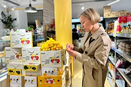 Французский покупатель пробует первые плоды личи из Вьетнама урожая 2025 года (Фото: ВИА)