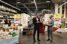 Посол Ву Куанг Минь (справа) благодарит генерального директора Selgros Lichtenberg Марко Бергера за создание условий для того, чтобы вьетнамская сельскохозяйственная продукция стала ближе к немецким потребителям (Фото: ВИА)