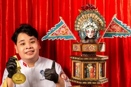 Нгуен Хыу Тхиен Ан и его торт под названием «Театральное искусство хат бои на свадьбу» (Фото: Тхиен Ан)