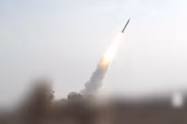 На кадрах видеозаписи, опубликованной движением хуситов в Йемене, показан запуск гиперзвуковой ракеты из секретного района на территории Йемена по целям в Израиле (Фото: Синьхуа/ВИА)