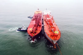 Плавучее складское судно Viet Dragon 68 (справа) принимает партию охлажденного СПГ 