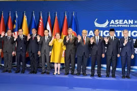 Министр иностранных дел Ле Хоай Чунг сфотографировался вместе с министрами иностранных дел стран АСЕАН перед встречей AMM-Retreat в городе Себу (Филиппины) (Фото: ВИА)