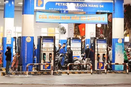 Жители выстраиваются в очередь на заправку на АЗС Petrolimex (Фото: ВИА)