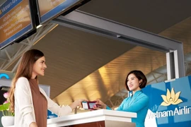 Пассажиры проходят регистрацию на рейс Vietnam Airlines (Фото: Вьетнам+)