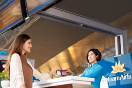 Пассажиры проходят регистрацию на рейс Vietnam Airlines (Фото: Вьетнам+)