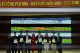 Вручение грамот ученикам в Ханое