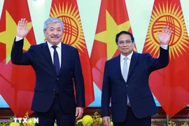 Премьер-министр Фам Минь Тьинь и премьер-министр Кыргызстана Адылбек Касымалиев. (Фото: ВИА)
