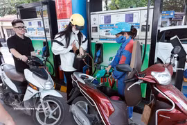 Продажа нефтепродуктов на одной из АЗС компании PVOIL 1 июня (Фото: ВИА)