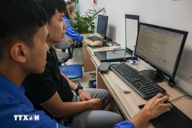 Молодые добровольцы – члены Союза молодёжи помогают гражданам заполнять онлайн-заявления для получения свидетельства о рождении ребёнка в пункте предоставления административных услуг квартала Кыанам (Фото: ВИА)