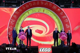 Заместитель премьер министра Май Ван Тьинь принял участие в церемонии открытия завода Lego в Биньзыонге (Фото: ВИА)