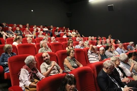 Французские зрители на премьере документального фильма «Руки, хранящие традиционный огонь»