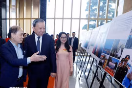 Генсек То Лам посетил фотовыставку, демонстрирующую ключевые мероприятия отрасли пропаганды, политического воспитания и работы с народными массами в 2025 году, подготовленную ВИА (Фото: ВИА)