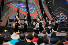Многие жители наслаждались танцевальным выступлением артистов Национального театра песни и танца Вьетнама, представленным 10 февраля 2026 года на Весенней ярмарке, проходившей в Выставочном центре Вьетнама (Ханой) (Фото: ВИА)