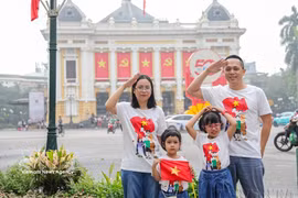 Семья фотографируется на память во время празднования 50-й годовщины освобождения Южного Вьетнама и воссоединения страны (30 апреля 2025 года) (Фото: ВИА)