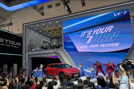 Модель VinFast VF 7 появилась на сцене мероприятия. (Фото: ВИА)