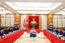 Генсек То Лам принимает министра иностранных дел Китая Ван И, министра общественной безопасности Китая Ван Сяохун и министра обороны Китая Дун Цзюнь (Фото: ВИА)