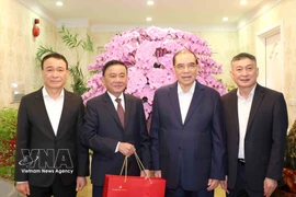 Постоянный член Секретариата ЦК КПВ Чан Кам Ту посетил и поздравил с Тэтом семью бывшего Генерального секретаря ЦК КПВ Нонг Дык Маня (Фото: ВИА)