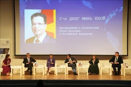 Посол Данг Минь Хой выступает на пленарной сессии форума (Фото: ВИА)