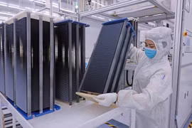 Производство фотоэлектрических элементов на заводе Trina Solar — Китайской крупной корпорации в сфере солнечных панелей в провинции Тхайнгуен (Фото: ВИА)