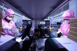 Линия контроля качества перед упаковкой продукции на предприятии Toyo Solar Co., Ltd. (100% японский капитал), занимающемся производством солнечных батарей в промышленной зоне Камкхе (провинция Футхо) (Фото: ВИА)