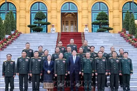 Президент Лыонг Кыонг с делегатами Главного политического управления НАЛ (Фото: ВИА)