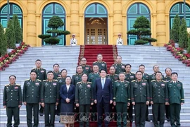 Президент Лыонг Кыонг с делегатами Главного политического управления НАЛ (Фото: ВИА)