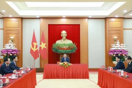 Генсекретарь То Лам во время телефонного разговора с Президентом РФ Владимиром Путиным (Фото: ВИА)