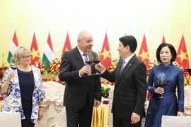Президент Вьетнама Лыонг Кыонг, его венгерский коллега Сулёк Тамас и их супруги произносят тосты на государственном банкете в Ханое 28 мая (Фото: ВИА)