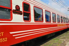 Роскошный поезд, оформленный в характерном красном цвете Делоникса королевского, будет курсировать по маршруту Ханой — Хайфон. (Фото: Вьетнам+)