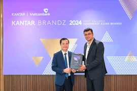Представитель Vietcombank — заместитель генерального директора Ле Хоанг Тунг (слева) — получает сертификат “Топ-30 самых ценных брендов Юго-Восточной Азии” от представителя компании Kantar — директора по стратегическому развитию Kantar Insights Сумита Камры (Фото: Вьетнам+)