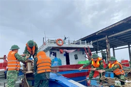Пограничники помогают рыбакам укрепить и закрепить лодки (Фото: ВИА)