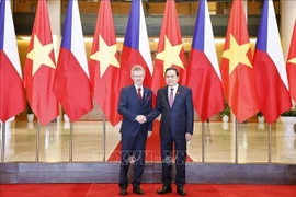 Председатель Национального собрания Чан Тхань Ман (справа) приветствует Председателя Сената Чешской Республики Милоша Выстрчила (Фото: ВИА)