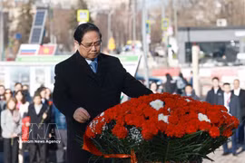 Премьер-министр Фам Минь Тьинь возложил цветы к памятнику Президенту Хо Ши Мину в столице Москвы (Фото: ВИА) 