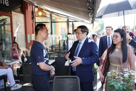 Премьер-министр Фам Минь Тьинь и его супруга посещают вьетнамских бизнесменов в старом городе Ниццы (Фото: ВИА)