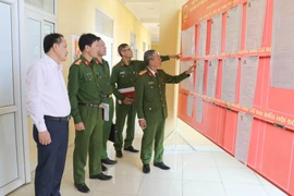 Рабочая делегация Управления общественной безопасности провинции Ниньбинь проверяет подготовку к выборам в следственном изоляторе № 2 квартала Ли-тхыонг-кьет (Фото: ВИА)