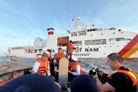 Более 60 соотечественников, проживающих за рубежом, вместе с членами рабочей делегации в рамках «Поезда Великого единства» посетили морскую платформу DK-1/8. (Фото: Вьетнам+)