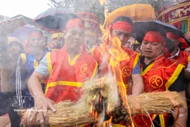 Ханой: В деревню Тхикам — посмотреть фестиваль добывания огня и соревнование по варке риса