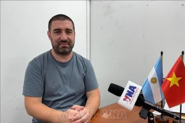 Журналист Гастон Фьорда отвечает на вопросы корреспондента ВИА (Фото: ВИА)