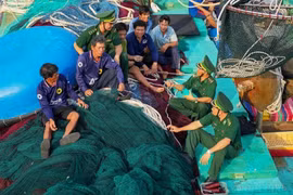 Офицеры и моряки пограничной охраны Чыонгша организуют пропаганду и распространение информации о законах среди рыбаков, постоянно помогая им выйти в море (Фото: ВИА)