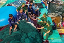 Офицеры и моряки пограничной охраны Чыонгша организуют пропаганду и распространение информации о законах среди рыбаков, постоянно помогая им выйти в море (Фото: ВИА)