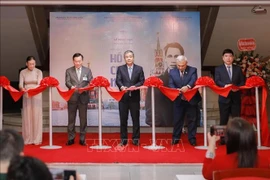 Делегаты приняли участие в церемонии перерезания ленточки на открытии выставки «Следы Хо Ши Мина на родине Октябрьской революции» (Фото: ВИА)