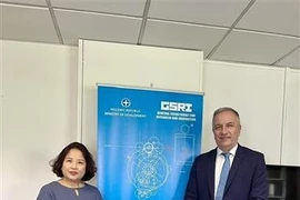 Посол Фам Тхи Тху Хыонг и Ставрос Калафатис, заместитель министра развития Греции по вопросам научных исследований и инноваций