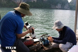 Исследовательская группа взяла пробы морской воды в заливе Халонг и проливе Лук (Фото: ВИА)