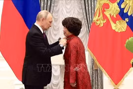 Президент Владимир Путин лично вручил Орден Дружбы Герою Труда Тхай Хыонг (Фото: ВИА)
