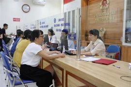 Сотрудники пункта приема и госуслуги коммны Кимлиен принимают и обрабатывают административные процедуры для граждан (Фото: ВИА)